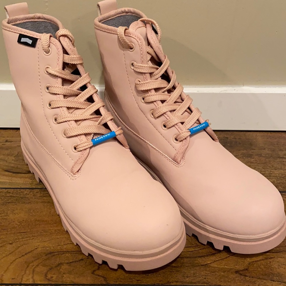 Brand new Native Johnny Treklite pink boots. Size 7 never worn!! Lightweight